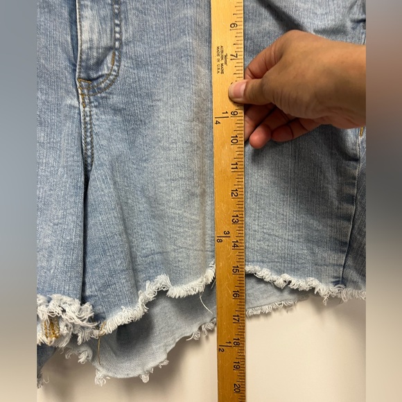 Torrid Mid Rise Mid Raw Hem Jean Shorts Sz. 24 - Picture 3 of 7